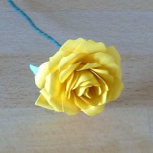 Papieren bloemen – kleine gele papieren roos // rozen van papier // decoratie // bloemendecoratie // papieren bloemen // cadeau