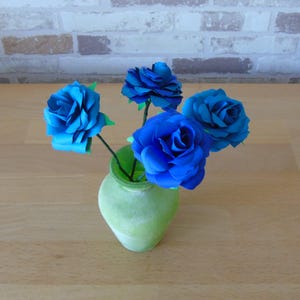 Papieren bloemen – 4 kleine roosjes van blauw karton // Cadeau // Decoratie // Papieren rozen // Papieren bloesems