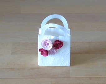 kleines Täschchen aus weißem Maulbeerbaumpapier mit vier Miniröschen in Rot und Rosa // Geschenkverpackung