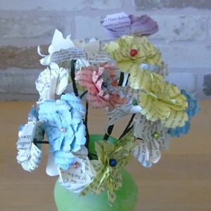 Bouquet of paper flowers made from colored book pages // Decoration // Paper flowers made from old book pages