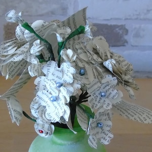 klein boeketje gemengde bloemen // papieren bloemen // decoratie // papieren bloemen // boeket // bloemen gemaakt van oude boekpagina&#39;s