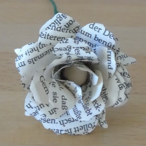 piccola rosa realizzata con pagine di vecchi libri // rosa di carta // rosa di libri // decorazione floreale // fiori di carta