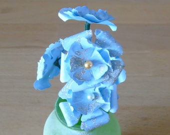 hellblaue Blütenstaude mit silbernen Akzenten // Papierblumen // Dekoration // Papierblüten // Blumenstrauß