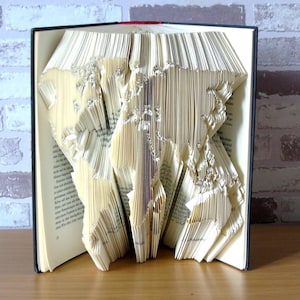 Carte du monde - livre plié // Art du pliage de livres // Passionnés de voyages // Cadeau // Décoration // Décoration de livres