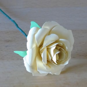 Papieren bloemen - kleine lichtgele papieren roos // Papieren rozen // Papieren rozenblaadjes // Bloemdecoraties // Decoratie // Papieren bloemen