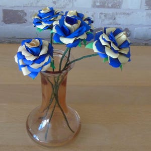 Papieren bloemen – Set van 5 kleine blauw-crèmekleurige papieren rozen // Papieren rozen // Tweekleurige rozen // Handgemaakte papieren roos