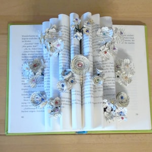 libro aperto con mini fiori di carta // arte del libro // decorazione del libro // fiori di carta