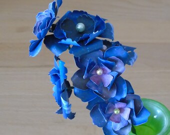 dunkelblaue Blütenstaude in Design des Nachthimmels // Papierblumen // Dekoration // Papierblüten // Blumenstrauß