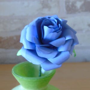 Papieren bloemen – kleine paarse papieren roos // rozen van papier // decoratie // papieren bloemen // bloemendecoratie