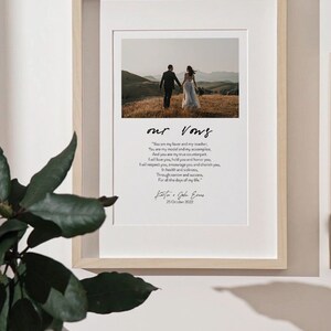 Puede incluir: Una impresi&oacute;n enmarcada con una foto en blanco y negro de una pareja caminando por un campo. La impresi&oacute;n incluye el texto "our vows" y un intercambio de votos escrito a mano. El texto dice: "Eres mi amante y mi maestro, Eres mi modelo y mi c&oacute;mplice, Y eres mi verdadera contraparte. Te amar&eacute;, te sostendr&eacute; y te honrar&eacute;, Te respetar&eacute;, te animar&eacute; y te apreciar&eacute;, En la salud y en la enfermedad, En la alegr&iacute;a y en la tristeza, Por todos los d&iacute;as de mi vida." La impresi&oacute;n est&aacute; firmada "Kafe + John Evers" y fechada el "25 de octubre de 2022".