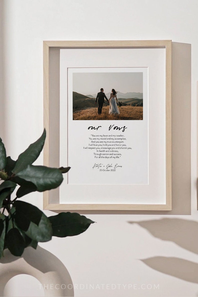 Puede incluir: Una impresi&oacute;n enmarcada con una foto en blanco y negro de una pareja caminando por un campo. La impresi&oacute;n incluye el texto "our vows" y un intercambio de votos escrito a mano. El texto dice: "Eres mi amante y mi maestro, Eres mi modelo y mi c&oacute;mplice, Y eres mi verdadera contraparte. Te amar&eacute;, te sostendr&eacute; y te honrar&eacute;, Te respetar&eacute;, te animar&eacute; y te apreciar&eacute;, En la salud y en la enfermedad, En la alegr&iacute;a y en la tristeza, Por todos los d&iacute;as de mi vida." La impresi&oacute;n est&aacute; firmada "Kafe + John Evers" y fechada el "25 de octubre de 2022".
