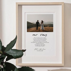 Puede incluir: Una plantilla de votos de boda imprimible con una foto de una pareja caminando por un campo. El texto dice "our vows" e incluye una cita sobre el amor, el respeto y el cari&ntilde;o a una pareja. El texto est&aacute; firmado con los nombres "Kafa & John Emes" y la fecha "25 de octubre de 2022".