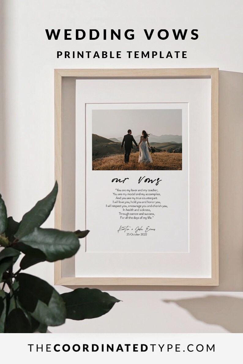 Puede incluir: Una plantilla de votos de boda imprimible con una foto de una pareja caminando por un campo. El texto dice "our vows" e incluye una cita sobre el amor, el respeto y el cari&ntilde;o a una pareja. El texto est&aacute; firmado con los nombres "Kafa & John Emes" y la fecha "25 de octubre de 2022".