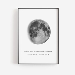 Puede incluir: Una impresi&oacute;n en blanco y negro de una luna llena con el texto "Te amo hasta la luna y de regreso" y las coordenadas "33&deg; 48' 42" N 151&deg; 12' 39" W".