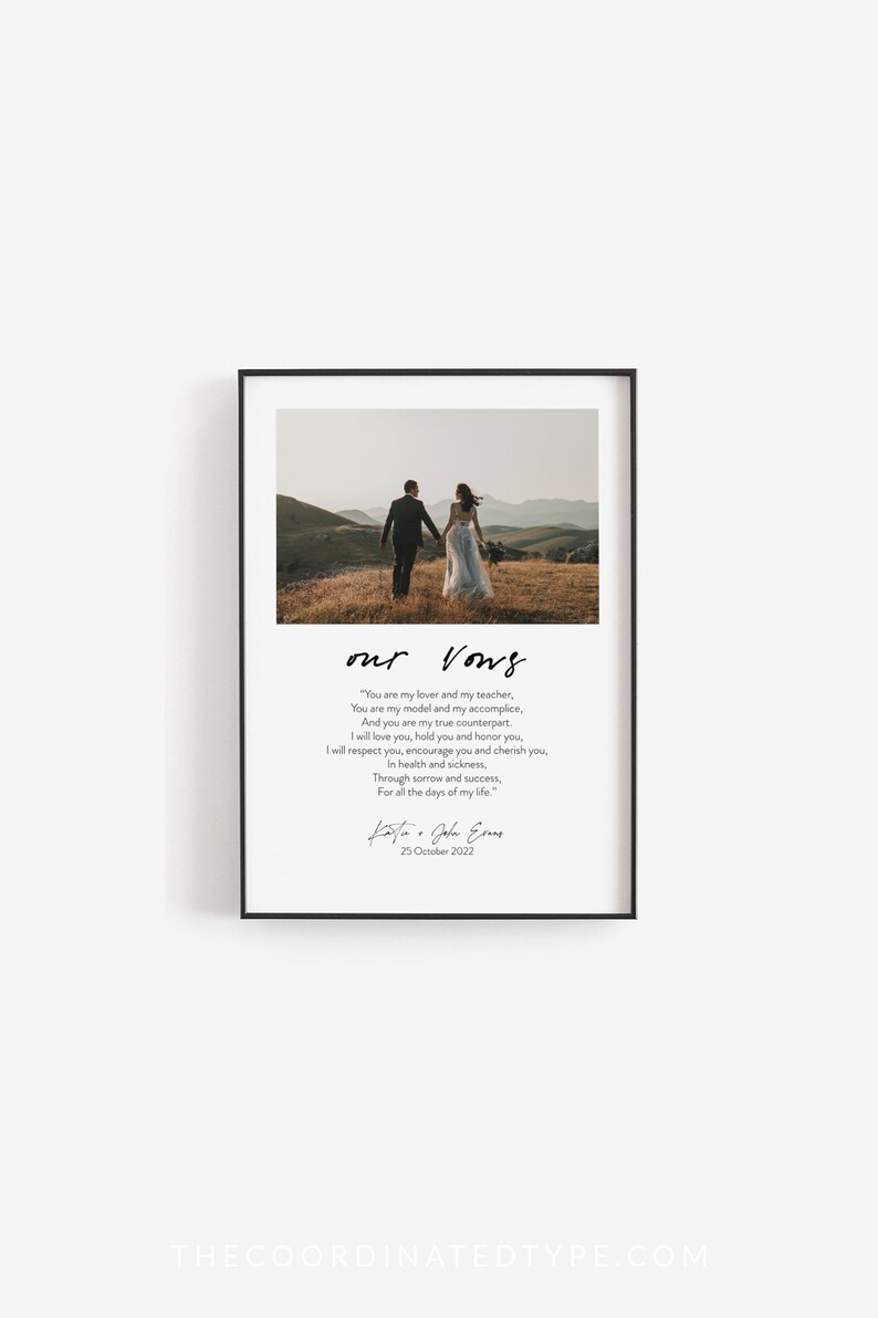 Puede incluir: Una impresi&oacute;n de votos de boda en blanco y negro con una foto de una pareja caminando de espaldas a la c&aacute;mara en un campo. El texto dice "our vows" e incluye una cita sobre el amor, el respeto y el cari&ntilde;o. Los nombres de la pareja y la fecha de la boda est&aacute;n en la parte inferior de la impresi&oacute;n.