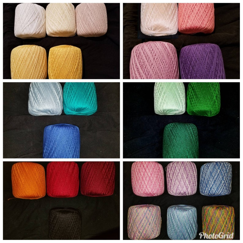 Pode incluir: Conjunto de novelos de l&atilde; em v&aacute;rias cores, incluindo branco, rosa, roxo, verde, azul, vermelho, laranja, preto e multicolorido. Os novelos de l&atilde; est&atilde;o dispostos em filas sobre um fundo preto.