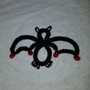 Pode incluir: Morcego de croch&ecirc; preto com contas vermelhas. Decora&ccedil;&atilde;o de Halloween.