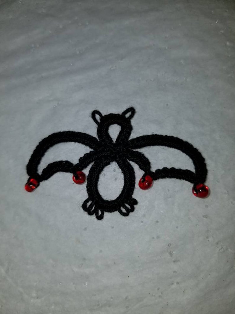 Pode incluir: Morcego de croch&ecirc; preto com contas vermelhas. Decora&ccedil;&atilde;o de Halloween.