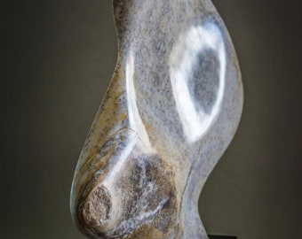 Vorbeiziehendes Licht - Originale Marmorskulptur von lvan Stoyanov