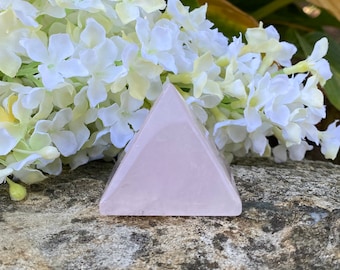 Rose Quartz Pyramid (40 mm)