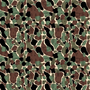 Może przedstawiać: Powtarzający się wzór kamuflażu w kolorach brązowym, zielonym i czarnym na kremowym tle. Wzór zawiera tekst "MONTANA CO" w wyblakłym, pionowym układzie, nadając mu wygląd vintage.