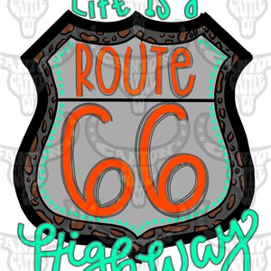 Puede incluir: Un cartel de carretera gris y naranja de la Ruta 66 con un borde de estampado de leopardo marrón y negro. El cartel dice "Life is a Route 66 Highway" en letras negras y turquesa.