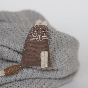 Cat brooch, linen cat, brown cat brooch, pet jewelry, animal jewelry, tiny cat, handembroidered cat brooch, cat lover gift, unique cat pin