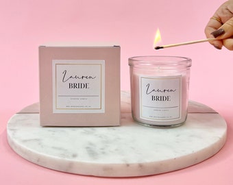 Bougie de demoiselle d'honneur, bougie parfumée personnalisée pour demoiselle d'honneur, cadeau pour la mariée, bougie de la mariée, cadeau rose de demoiselle d'honneur, bougie en boîte avec nom