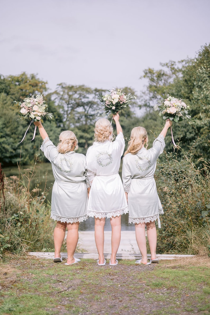 Robes de demoiselle d'honneur personnalisées, robe de chambre de mariage, robe de mariée florale feuillage, peignoirs, robe de mariée en satin, robe de mariée grise, robe de mariée image 3