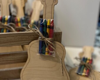Tableros para colorear con forma de guitarra, ideales para fiestas de cumpleaños. Incluyen 3 crayones. Decoración de madera para fiestas de amantes de la música. Actividad musical para niños.