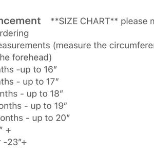 Op de afbeelding: Een maattabel voor hoofdmaten met de volgende tekst: Announcement **SIZE CHART** please measure before ordering. Head measurements (measure the circumference around the forehead): 0-3 months up to 16", 3-6 months up to 17", 6-12 months up to 18", 12-18 months up to 19", 18-24 months up to 20", 2T+ 21"+, 4-6 year 23"+.