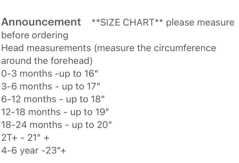 Op de afbeelding: Een maattabel voor hoofdmaten met de volgende tekst: Announcement **SIZE CHART** please measure before ordering. Head measurements (measure the circumference around the forehead): 0-3 months up to 16", 3-6 months up to 17", 6-12 months up to 18", 12-18 months up to 19", 18-24 months up to 20", 2T+ 21"+, 4-6 year 23"+.