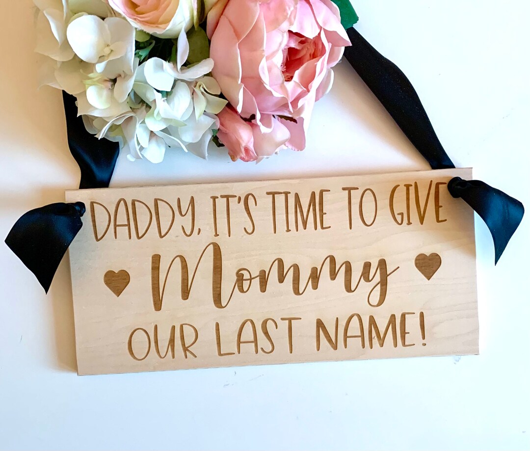 Holzschild Mit Spruch 'Daddy It's Time To Give Mommy Our Last Name' - Hochzeitsdekoration Für Ringträger (25x13 Cm)