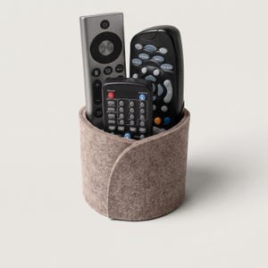 Felt Remote Control Holder, Soft Remote Caddy, Round TV Remote Organizer for Couch and Living Room, 3 Slots, Handmade in Italy, Home Decor