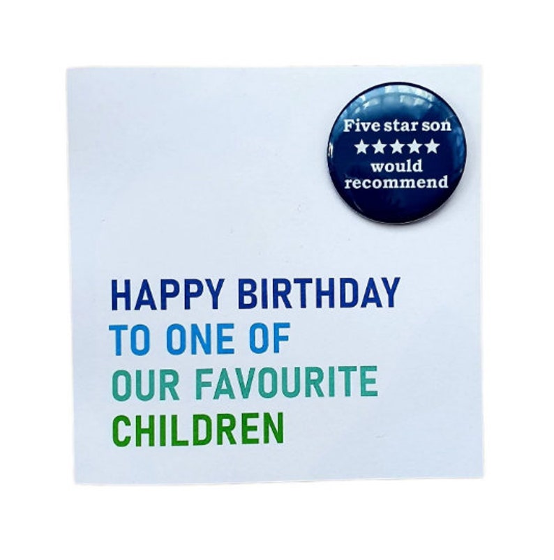 Op de afbeelding: Een witte kaart met blauwe, groene en turquoise tekst die "Happy Birthday to one of our favourite children" luidt. Een blauwe knop met witte tekst luidt "Five star son would recommend" en heeft vijf witte sterren.