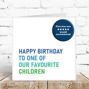 Op de afbeelding: Een witte kaart met blauwe, groene en turquoise tekst die "Happy Birthday to one of our favourite children" zegt. Een blauwe knop met witte tekst zegt "Five star son would recommend" en heeft vijf witte sterren.