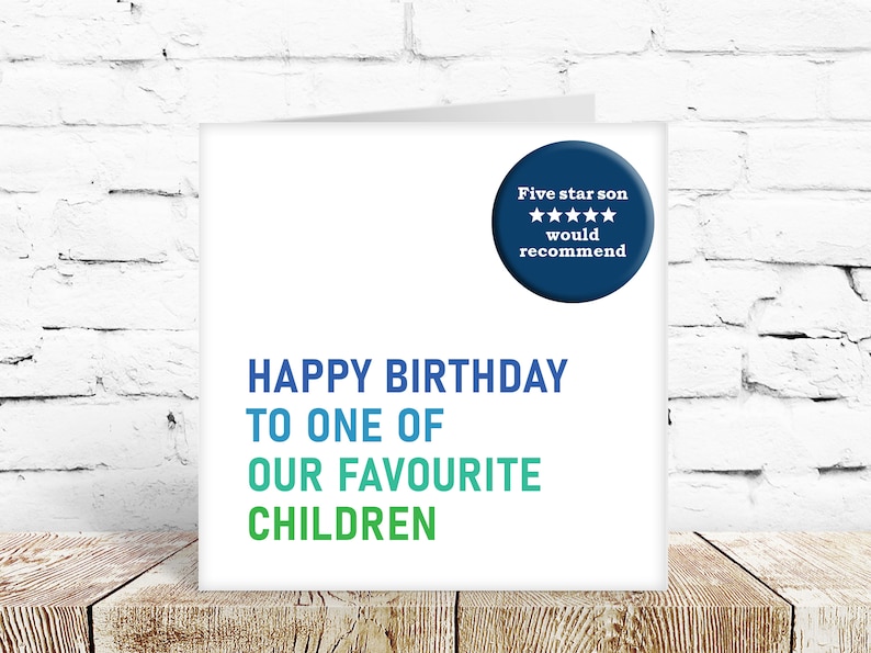 Op de afbeelding: Een witte kaart met blauwe, groene en turquoise tekst die "Happy Birthday to one of our favourite children" zegt. Een blauwe knop met witte tekst zegt "Five star son would recommend" en heeft vijf witte sterren.