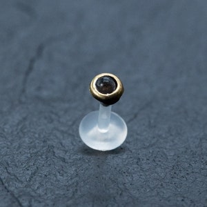 Tragus Piercing Gold Stud con piedra de ónix, Stud de oreja plana, Pendiente perforante de tragus de 16 g, Perforación de labret, Caracola