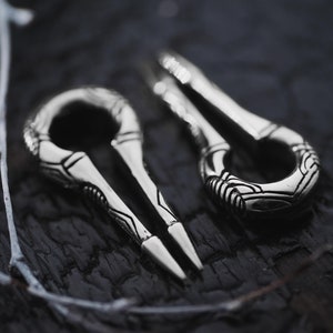 Alien Xenomorph - Silver Ear Weights - Ear Hangers - Hr Giger - Keyhole Weight - Stretched Lobes - Body Modification - 2ga-6mm