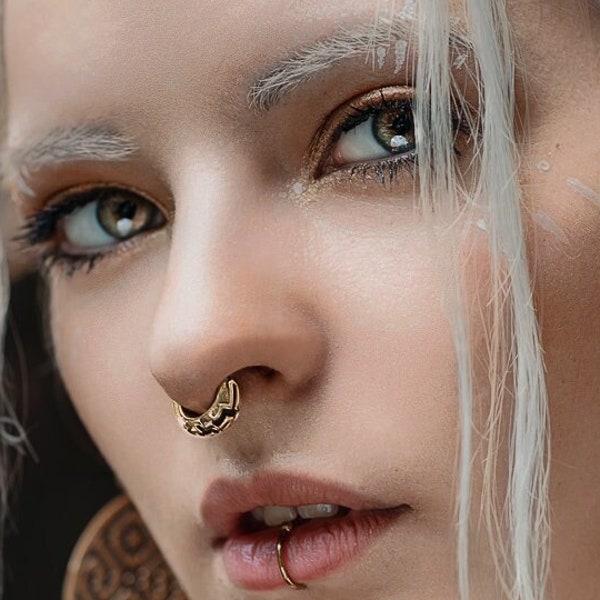 Clicker Septum en Laiton Esprit Ayahuasca - Motifs Shipibo Psychédéliques pour Amoureux de Festivals, Mode Alternative, Tattoos et Piercings