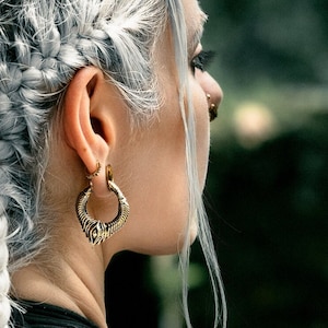 Gold Xenomorph Teardrop 6mm Ear Weights - Alien-Inspired Brass Ear Hangers - 2g Earlobe Stretch Gauges for Sci-Fi Enthusiasts