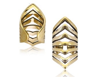 Puede incluir: Un par de pendientes de aro de metal dorado con un diseño geométrico de chevron. Los pendientes son abiertos y ajustables para adaptarse a diferentes tamaños de orejas.