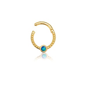 K&ouml;nnte beinhalten: Goldener Creolenohrring mit einem blauen Opal-Edelstein. Der Creolen ist perlenbesetzt und hat einen Scharnierverschluss.