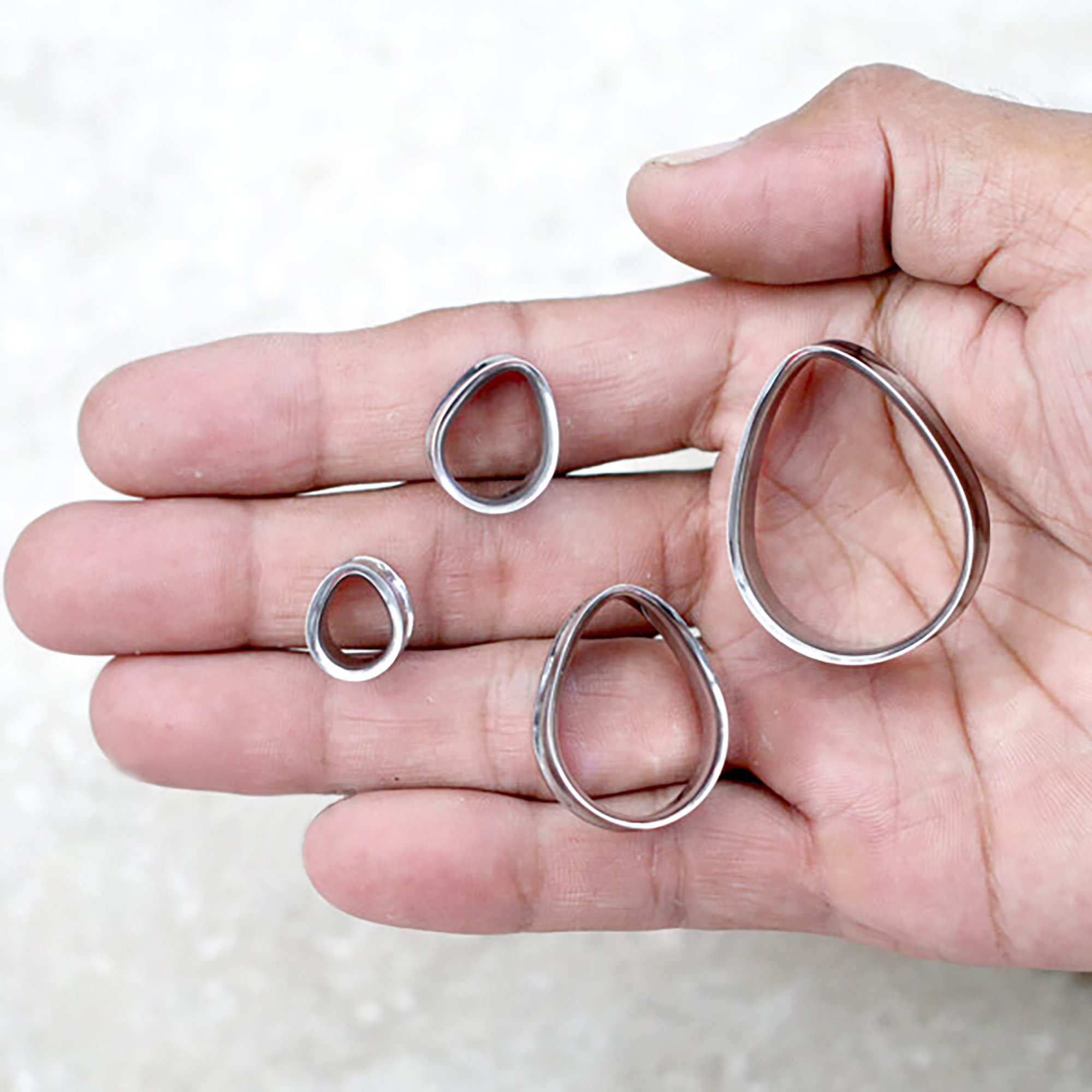 BodyAce Lot de 2 paires d'écarteurs d'oreille en forme de C, 2-12 G pour septum en forme de C, piercing d'oreille extensible noir avec anneaux toriques [12 g (2 mm), Acier inoxydable