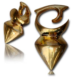 Può includere: Un paio di dilatatori per orecchie in metallo color oro con forma conica appuntita e design aperto curvo. I dilatatori sono realizzati in metallo lucido e hanno una finitura liscia e lucida.