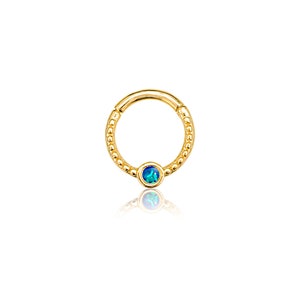 K&ouml;nnte beinhalten: Goldener Perlenring mit einem blauen Opal-Edelstein. Der Ring ist im Clicker-Stil, d.h. er &ouml;ffnet und schlie&szlig;t mit einem Klick.