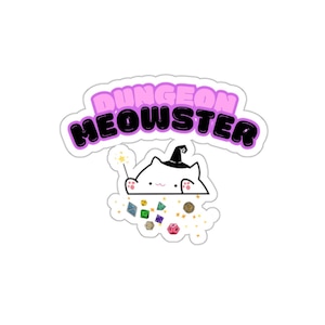 Può includere: Un gatto bianco con un cappello da strega nero e una bacchetta magica. Il gatto è circondato da dadi colorati e monete d'oro. Il testo "Dungeon Meowster" è scritto in rosa e nero sopra il gatto.