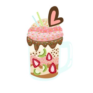 Puede incluir: Un vaso alto de vidrio lleno de un batido en capas. El batido tiene una cobertura de crema batida rosa y blanca con chispas, salsa de chocolate, rodajas de kiwi y rodajas de fresa. Una decoraci&oacute;n en forma de coraz&oacute;n marr&oacute;n est&aacute; encima de la crema batida.