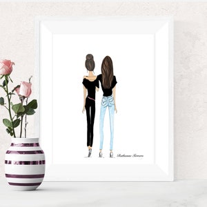 Puede incluir: Una ilustraci&oacute;n enmarcada de dos mujeres de pie espalda con espalda, vestidas con camisas negras y jeans. La mujer de la izquierda tiene el pelo recogido en un mo&ntilde;o, mientras que la mujer de la derecha tiene el pelo largo y suelto. El texto "Bestfriends Forever" est&aacute; escrito en la parte inferior de la ilustraci&oacute;n.