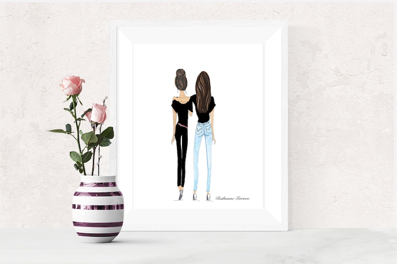 Puede incluir: Una ilustraci&oacute;n enmarcada de dos mujeres de pie espalda con espalda, vestidas con camisas negras y jeans. La mujer de la izquierda tiene el pelo recogido en un mo&ntilde;o, mientras que la mujer de la derecha tiene el pelo largo y suelto. El texto "Bestfriends Forever" est&aacute; escrito en la parte inferior de la ilustraci&oacute;n.